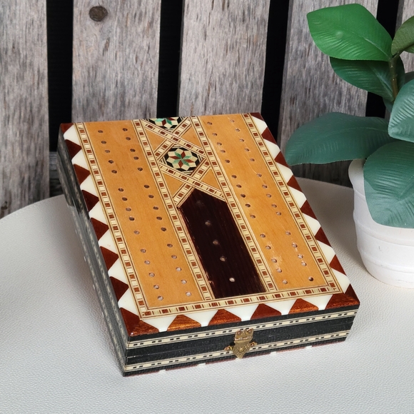 Folding Rosewood Geometric High Gloss Cribbage Board With Red Velvet Interior - Picture 2 of 6